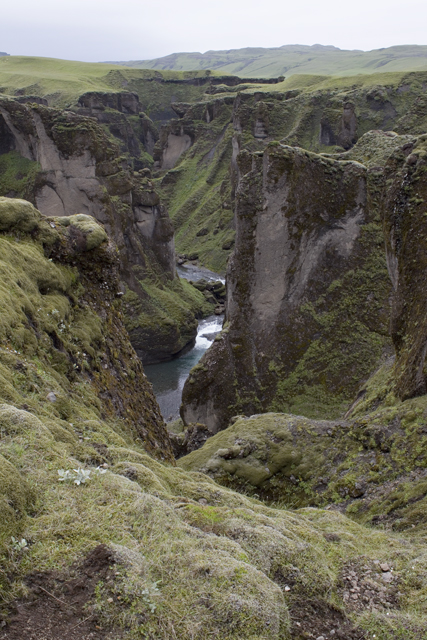 2011-07-06_18-07-58 island.jpg - Schlucht oberhalb von Kirkjubaejarklaustur